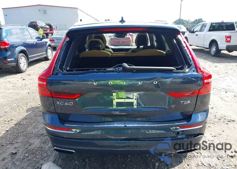 2018 Volvo Xc60 T5 Inscription z USA, uszkodzony, nr VIN YV4102RL3J1023911